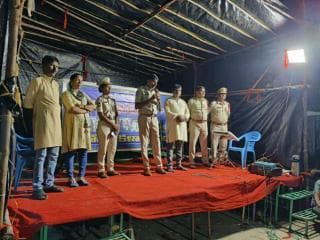 సిద్దిపేట రూరల్ సిఐ శ్రీను బెజ్జంకి ఎస్ఐ సౌజన్య మరియు పోలీస్ కళాబృందం సభ్యులు కలసి బెజ్జంకి పోలీస్ స్టేషన్ పరిధిలోనే కల్లేపల్లి గ్రామంలో కనువిప్పు కార్యక్రమాన్ని ద్వారా రోడ్డు ప్రమాదాలు, గంజాయి డ్రగ్స్ సైబర్ నేరాల గురించి అవగాహన కల్పించారు