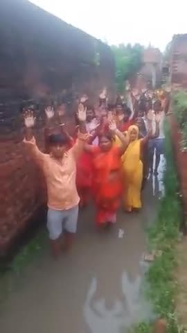 #मधुबन #कटघराशंकरचिनिया पोखरा पर जलजमाव की #समस्या को लेकर #ग्रामीणों ने किया #प्रदर्शन किया मांग
#Update #न्यूज़ #newsm