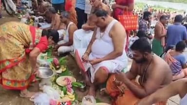 மோகனூர்: காவிரிக் கரையோரத்தில் அம்மாவாசையை முன்னிட்டு ஆயிரத்துக்கும் மேற்பட்டோர் தர்ப்பணம் செய்து வழிபட்டனர்