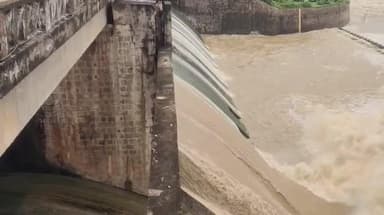 ఖానాపూర్: కడెం ప్రాజెక్టుకు పోటెత్తిన వరద ఉధృతి, ప్రాజెక్టు 1 గేట్ ఎత్తి దిగువకు నీటిని వదులుతున్న అధికారులు