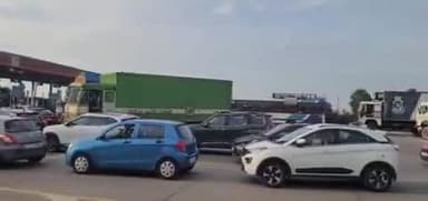 చౌటుప్పల్: పంతంగి టోల్ ప్లాజా వద్ద కొనసాగుతున్న వాహనాల రద్దీ