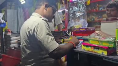 পাণ্ডবেশ্বর: পাণ্ডবেশ্বর বাজার এলাকায় পাণ্ডবেশ্বর থানার পুলিশ অভিযান চালিয়ে শব্দবাজি উদ্ধার করলো, আটক দুই ব্যবসায়ী