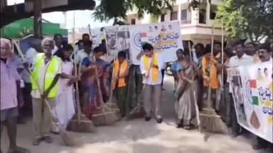 అనపర్తి: రామవరం లో పారిశుద్ధ్య కార్మిక తో కలిసి రోడ్లు ఊడిచిన అనపర్తి ఎమ్మెల్యే నల్లమిల్లి