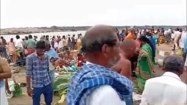 சீர்காழி: பூம்புகார் காவிரி சங்கமத்தில் மகாளயஅமாவாசையை ஒட்டி முன்னோர்களுக்கு திதி கொடுத்து வழிபாடு