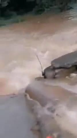 రాయికోడ్: వాగు దాటుతుండగా ప్రమాదవశత్తు నీటిలో కొట్టుకుపోతున్న వ్యక్తి వీడియో