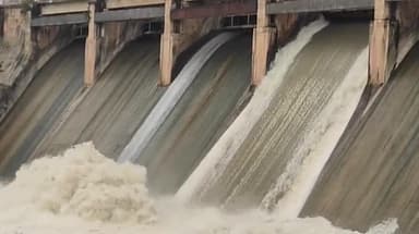 ఖానాపూర్: జిల్లాలో కురుస్తున్న వర్షాలకు కడెం ప్రాజెక్టుకు పోటెత్తిన వరద ఉధృతి,1 గేట్ ఎత్తి దిగువకు నీటిని వదులుతున్న అధికారులు