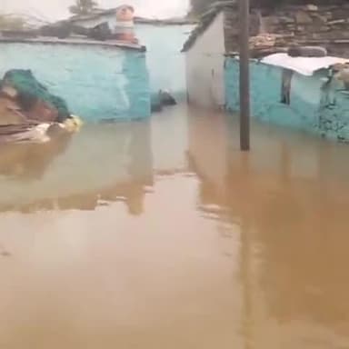 ಕಾಳಗಿ: ಬೆಣ್ಣೆತೋರ ಜಲಾಶಯದಿಂದ ನೀರು ಬಿಡುಗಡೆ, ಹೆಬ್ಬಾಳ ಗ್ರಾಮ ಸಂಪೂರ್ಣ ಜಲಾವೃತ: ಮನೆಗಳಿಗೆ ನೀರು ನುಗ್ಗಿ ಅವಾಂತರ