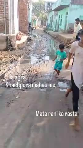 Agra ke iradat agar gram khachpura mahab me mata rani ka rasta band
gao ki bahan betiya pooja ke liye bahut pareshan hai