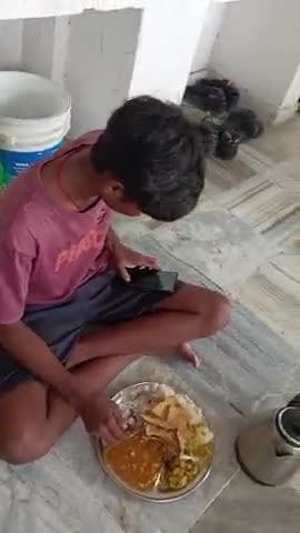 मधुबनी कॉलेज के कैंटीन में इस तरह का खाना मिलता है इस वीडियो के माध्यम से देख सकते है हम लोग जी पी मधुबनी में पढ़ते है।।