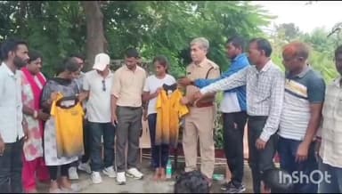 ఘన్పూర్ స్టేషన్: స్టేషన్ ఘన్పూర్ లో రాష్ట్రస్థాయి పోటీలో పాల్గొనే విద్యార్థిని విద్యార్థులకు టీ షర్ట్ ను అందజేసిన ఏసిపి