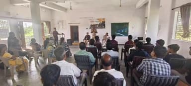 సిద్దిపేట రూరల్ ఎస్ఐ రాజేష్, గ్రామ విపిఓ తో కలసి బూర్గుపల్లి గ్రామాన్ని సందర్శించి గ్రామ ప్రజలకు యువకులకు రాబోవు స్థానిక సంస్థల ఎన్నికల గురించి సైబర్ నేరాల గురించి సీసీ కెమెరాల గురించి అవగాహన కల్పించారు.