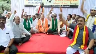 ತಿಕೋಟಾ: ನಗರದಲ್ಲಿ ಪಿಪಿಪಿ ಮಾದರಿಯ ವೈದ್ಯಕೀಯ ಕಾಲೇಜು ಸ್ಥಾಪನೆಗೆ ವಿರೋಧಿಸಿ ನಡೆಸುತ್ತಿರುವ ಧರಣಿ ಸತ್ಯಾಗ್ರಹ ಸ್ಥಳಕ್ಕೆ ಸಚಿವ ಶಿವಾನಂದ ಪಾಟೀಲ ಭೇಟಿ