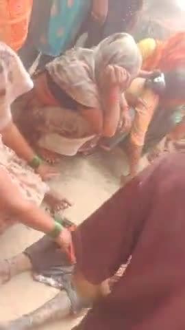 आगरा फतेहाबाद की तरफ से बस आ रही थी उस भयानक एक्सीडेंट एक महिला की मौत हो गई तीन बच्चे गंभीर रूप से घायल हो गए