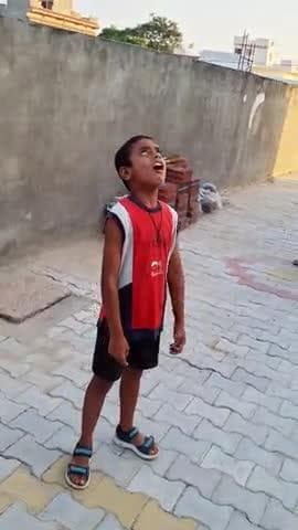 रुको जरा
Wait for twist 😂🤣
This video shows that anyone can be made fun of at any time.
#comedyreels #Viral #Funny