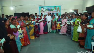 జఫర్గఢ్: జఫర్గడ్ మండల కేంద్రంలోని రైతు వేదిక వద్ద కళ్యాణ లక్ష్మి షాదీ ముబారక్ సీఎం రిలీఫ్ ఫండ్ చెక్కులను పంపిణీ చేసిన ఎమ్మెల్యే