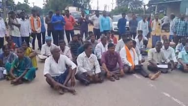 ఖానాపూర్: యూరియా కోసం పిఎసిఎస్ కు వెళ్లిన రైతును తోసి వేశాడని ఆరోపిస్తూ కడెం మండల రైతులు ధర్నా