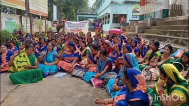 ନୟାଗଡ ସଦର: ପାରିଶ୍ରମିକ ଦାବିରେ ଗୋଷ୍ଠୀ ସହାୟିକା କର୍ମୀଙ୍କବ୍ଲକ ସମ୍ମୁଖରେ ଗଣଧାରଣା, ଓଏଲଏମ କାର୍ଯ୍ୟାଳୟ ପକାଇଲେ ତାଲା