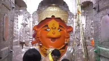 माहूर: विविध पूजा अर्चना करून रेणुका मातेची  माहूर गडावर घटस्थापना करण्यात आली  मुख्य पुजारी चंद्रकांत भोपी महाराजांची माहिती