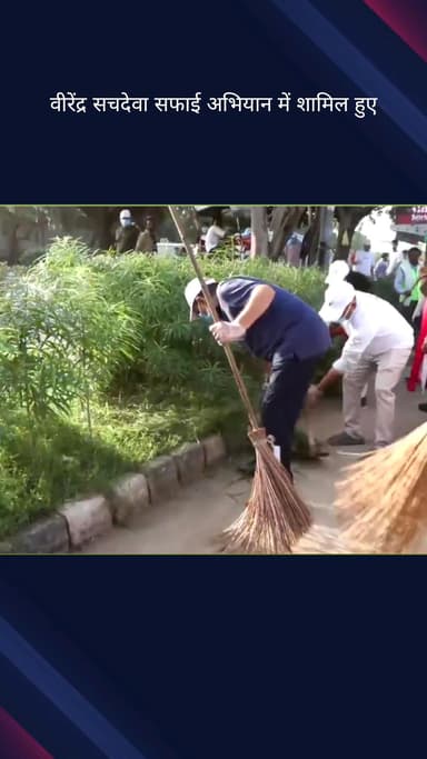 दरियागंज: दिल्ली भाजपा अध्यक्ष वीरेंद्र सचदेवा सेवा पखवाड़ा के तहत स्वच्छता अभियान में शामिल हुए