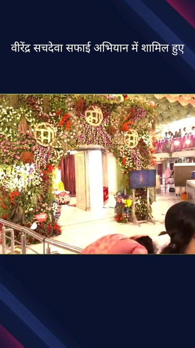 पहाड़गंज: शारदीय नवरात्रि के दूसरे दिन झंडेवालान मंदिर में आशीर्वाद लेने के लिए बड़ी संख्या में श्रद्धालु जुटे