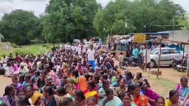 அஞ்செட்டி: தொட்டமஞ்சியில், மலைகிராம மக்கள் அடிப்படை வசதிகளை செய்து தரக்கோரி ஒகேனக்கல் சாலையில் மறியல்