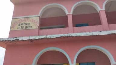 नरपतगंज बाहरदार वर्मा टोला प्राथमिक विद्यालय में अज्ञात चोरों ने ताला तोड़कर चार पंखा ट्यूबलाइट तार बल्ब इत्यादि ले गए