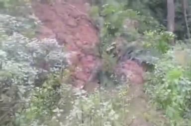 कसौली: गोयला से सुआ सड़क के हालात खराब, ग्रामीणों को टमाटर की करैटे 2 से 3 किलोमीटर उठाकर ले जानी पड़ती है