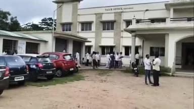 தாளவாடி: வட்டாட்சியர் அலுவலகத்தை முற்றுகையிட்டு பொதுமக்கள் போராட்டத்தில் ஈடுபட்டனர்