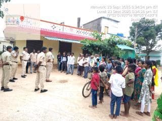 చేర్యాల ఎస్ఐ నవీన్, గ్రామ వీపీఓ తో కలసి పోతారెడ్డిపల్లి గ్రామాన్ని సందర్శించి రాబోవు స్థానిక సంస్థల ఎన్నికల గురించి, సైబర్ నేరాల గురించి, సీసీ కెమెరాలు గురించి అవగాహన కల్పించారు.