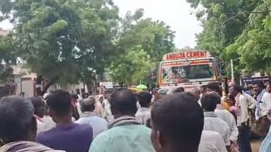 నూతనకల్: నూతనకల్ లో యూరియా కోసం రైతుల ఆగ్రహం