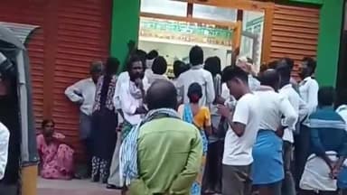 నాంపల్లి: మండల కేంద్రంలోని ఆగ్రోస్ సేవా కేంద్రం, మన గ్రోమోర్ వద్ద యూరియా కోసం సాయంత్రం వరకు నిరీక్షించిన రైతులు