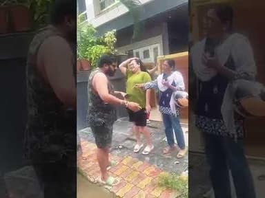 sadak kisi ke baap ki h kya?? Is this right or wrong #animalrights #animalfeedig #love #dogsofindia