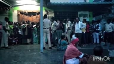 సంగెం: సంగెం రైతు వేదిక వద్ద యూరియా కోసం పడిగాపులు కాస్తున్న అన్నదాతలు