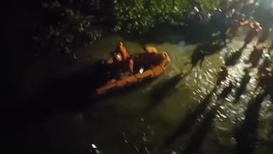 Supaul jila mein ek ladka doob kar Mar Gaya jisko nikaalne ke liye gotakh ho raha tha yah video tumha @kya Hai