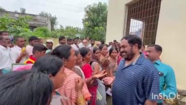 పర్వతగిరి: కల్లెడ గ్రామంలో రైతులు యూరియా దొరకక ఇబ్బందులు పడుతున్న విషయం తెలుసుకొని వారి దగ్గరికి వెళ్లిన మాజీ మంత్రి