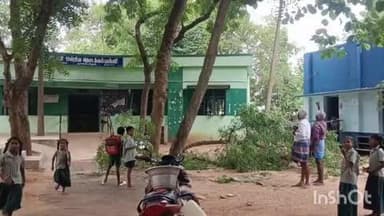 ஆண்டிமடம்: நாகம்பந்தல் ஊராட்சி ஒன்றிய துவக்க பள்ளியில்,  வேப்பமர கிளை முறிந்து விழுந்து 02-ம் வகுப்பு மாணவி மயக்கம்