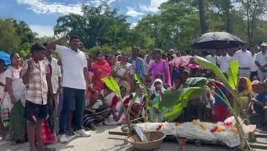 টেঙাখাত: ধৰ্ষণ কৰি হত্যা কৰা এগৰাকী কিশোৰীৰ মৃতদেহ লৈ দুলীয়াজান ডিৰিয়াল চাহ বাগিচাৰ পথত সহস্ৰাধিক লোকৰ উত্তাল প্ৰতিবাদ