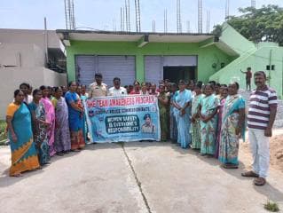 పాలమాకుల మహిళా గ్రూపుకు చెందిన మహిళలకు వెలుగు బిల్డింగ్ లో మహిళలకు,, మహిళల రక్షణకు ఉన్న చట్టాల గురించి సైబర్ నేరాల గురించి సామాజిక రుగ్మతల గురించి, అవగాహన కల్పించిన సిద్దిపేట షీటీమ్ బృందం.