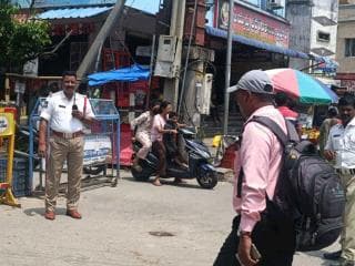 దసరా బతుకమ్మ పండుగ సందర్భంగా ప్రజల కోరిక మేరకు సిద్దిపేట పట్టణంలో సుభాష్ రోడ్డు, పుష్పాంజలి ఎక్స్ రోడ్, ఓల్డ్ మార్కెట్ మాంగల్య షాపింగ్ మాల్ రోడ్లలో ట్రాఫిక్ ఆంక్షలు విధించడం జరిగింది సిద్దిపేట ట్రాఫిక్ సిఐ ప్రవీణ్ కుమార్*