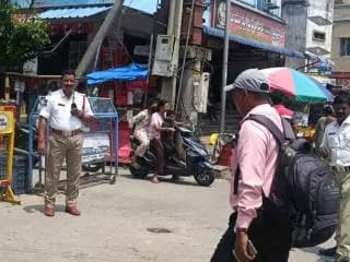 దసరా బతుకమ్మ పండుగ సందర్భంగా ప్రజల కోరిక మేరకు సిద్దిపేట పట్టణంలో సుభాష్ రోడ్డు, పుష్పాంజలి ఎక్స్ రోడ్, ఓల్డ్ మార్కెట్ మాంగల్య షాపింగ్ మాల్ రోడ్లలో ట్రాఫిక్ ఆంక్షలు విధించడం జరిగింది సిద్దిపేట ట్రాఫిక్ సిఐ ప్రవీణ్ కుమార్*