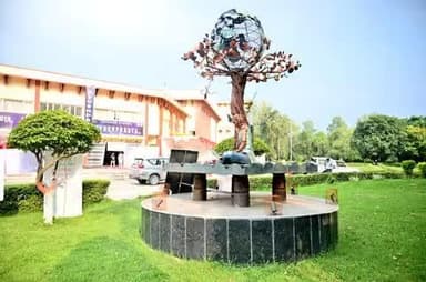 #SwachhataHiSeva2025 के अंतर्गत #BHU स्वतंत्रता भवन,वाराणसी में स्थापित यह अनूठी कलाकृति बरेका में मेटल कचरे से बनी कला का अद्भुत उदाहरण है।
🌍 वृक्ष के रूप में विश्व और उसके चारों ओर ज्ञानार्जन करते विद्यार्थी आधुनिकता व संस्कृति का संगम