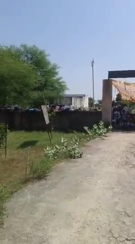 स्कूल हड़ताल में गुरुजी वृद्ध होने के करण प्रिंसिपल को ट्रांसफर कराया गया है