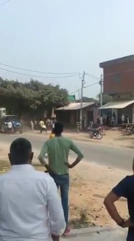 bavan khedi Kendra maaran pity dabangon ne ek pidit Parivar per light bajaya