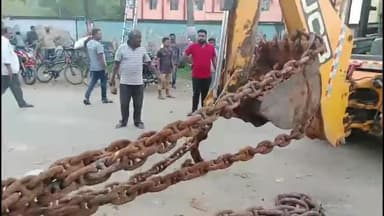 ଚାନ୍ଦବାଲି: ଚାନ୍ଦବାଲି ତହସିଲ ସମ୍ମୁଖରେ ଜବର ଦଖଲ ଊଚ୍ଛେଦ ବେଳେ ବାହାରିଲା ଟନ ଟନ ଲୁହା ଚେନ,ଇଂରେଜ ସମୟରେ ଜାହାଜ କୁ ଅଟକାଉଥିଲା ଏହି ଚେନ