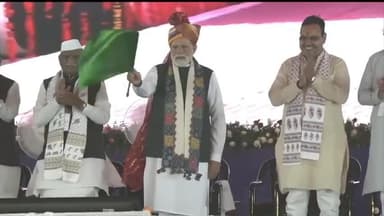 माननीय प्रधानमंत्री
@narendramodi
जी ने बीकानेर–दिल्ली कैंट वंदे भारत एक्सप्रेस, जोधपुर–दिल्ली कैंट वंदे भारत एक्सप्रेस और उदयपुर सिटी–चण्डीगढ़ एक्सप्रेस ट्रेनों को हरी झंडी दिखाकर रवाना किया। #VandeBharatExpress #RailInfra4Rajasthan