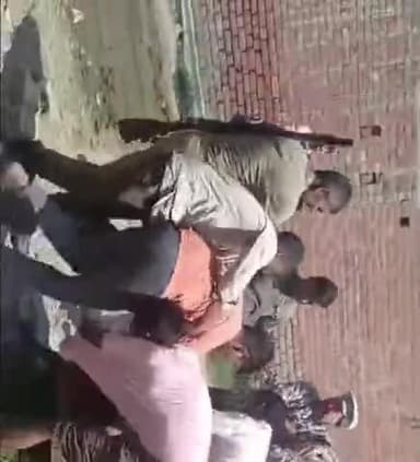 यूपी के कासगंज में केनरा बैंक के मैनेजर
व उनके सहयोगी के साथ की जमकर मारपीट वीडियो सोशल मीडिया पर वायरल
#deveshshakya