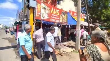 அவிநாசி: அவிநாசி தேர் ரத வீதிகளில் ஆக்கிரமிப்புகளை அகற்றியதற்கு எதிர்ப்பு தெரிவித்து சாலையோர வியாபாரிகள் மறியல் போராட்டத்தில் ஈடுபட்டனர்