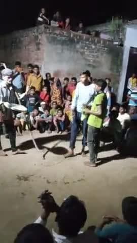 arai gav me bacho ke shath hota huva chhota sha program bahot dum dham she Kiya jata hay