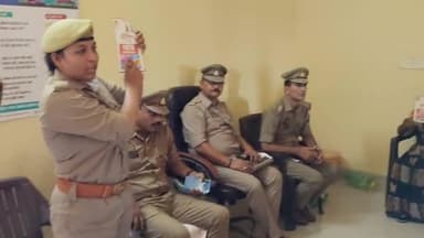 बाह: पिढौरा थाना प्रभारी ने महिलाओं को दी हेल्पलाइन नंबर की जानकारी
