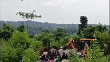 गोला। परसाडीह के एक अर्धनिर्मित कुआं में गिरा हाथी और हाथी का बच्चा। वन विभाग टीम ने रेस्क्यु कर सुरक्षित निकला।##